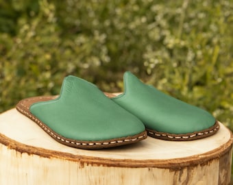 Pantoufles plates en cuir véritable pour femmes, chaussures de maison de couleur verte, authentiques chaussons aux pieds nus, fabriqués à la main, cadeau pour femme