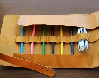 Étui personnalisé en cuir jaune moutarde pour stylos et pinceaux, Organiseur d'articles fabriqués à la main, Étui d'articles personnalisé, Cadeau artisanal unique