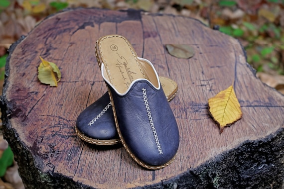 Wide toe online box slippers