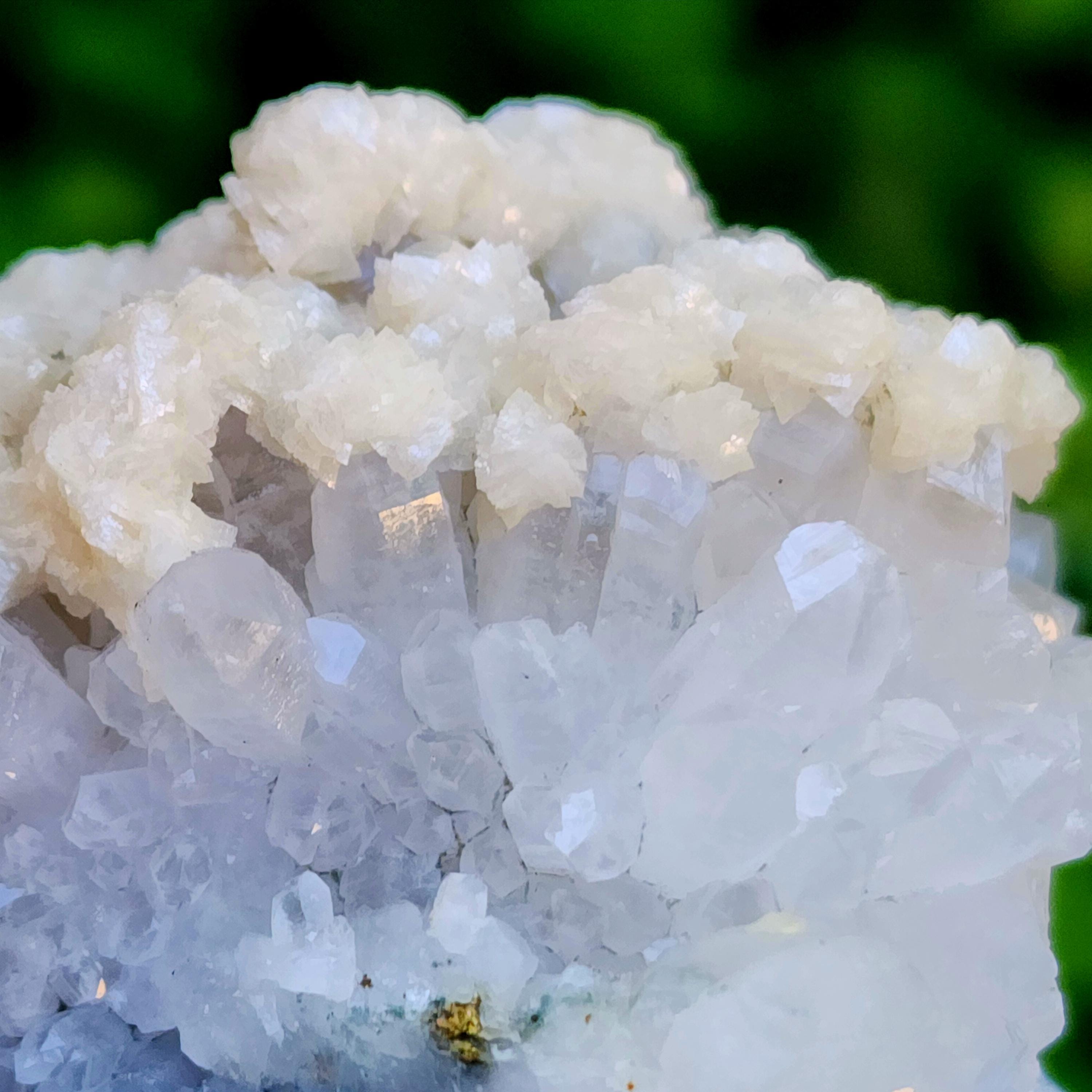 非常に素晴らしいクォーツ標本。花型方解石層と黄鉄鉱が上部に重なり