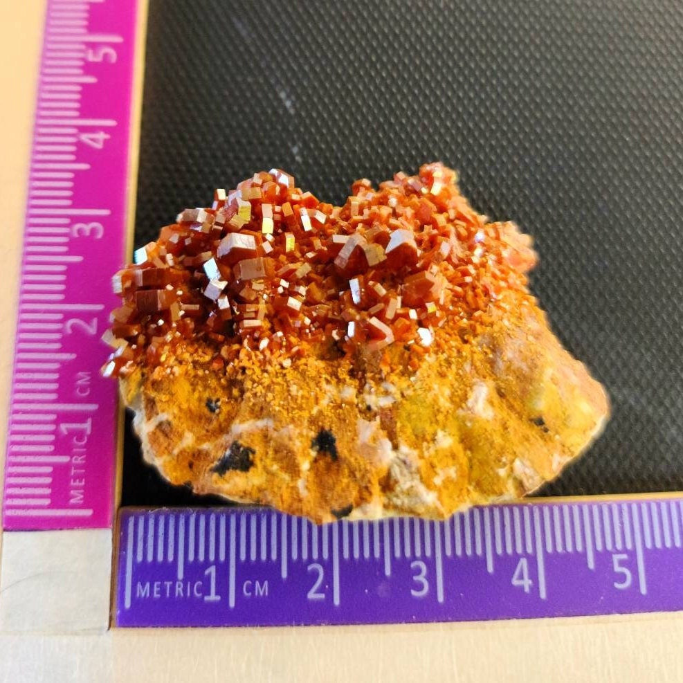 モロッコ産高品質バナジナイト標本、希少鉱物、コレクションアイテム