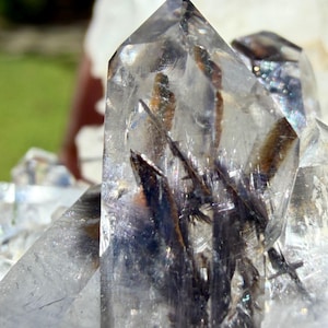 Ejemplar de cuarzo con inclusión de brookita natural procedente del distrito de Kharan, Pakistán. Tamaño de exhibición brillante: 136 g. Cristales de primera calidad de EE. UU.