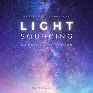 Puede incluir: Gráfico de temática celestial con un fondo estrellado en tonos morados y azules. El texto "LIGHT SOURCING" se muestra en blanco, con el lema "A HEAVENLY MEDITATION". The Life Design Supply Co. y Tiffany Lee también están acreditados.