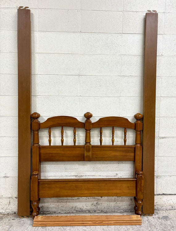 Vintage Williams Furniture Colonial Style Twin Size Hard Rock Low