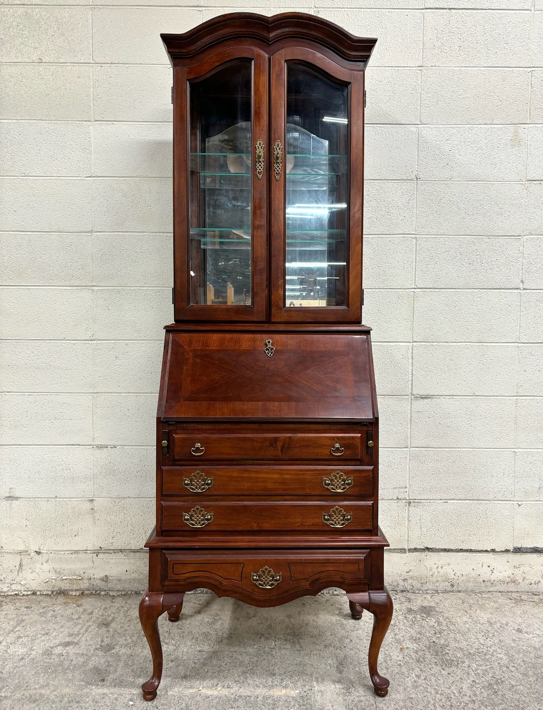 Vintage Broyhill Traditional Queen Anne Style Curio Cabinet