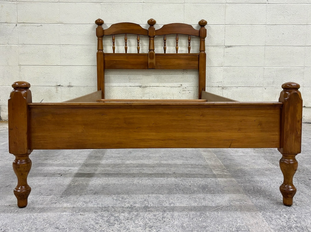 Vintage Williams Furniture Colonial Style Twin Size Hard Rock Low
