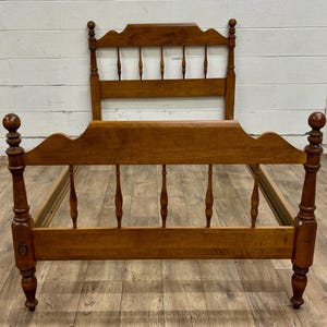 Vintage Ethan Allen Heirloom Nutmeg Maple Twin Size Colonial Style