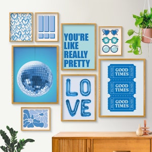 Zestaw 8 sztuk sztuki ściennej Preppy, niebieskie estetyczne plakaty, wystrój mieszkania w college'u, ścienna galeria maksymalistyczna, sztuka ścienna Disco Ball, drukowana sztuka ścienna