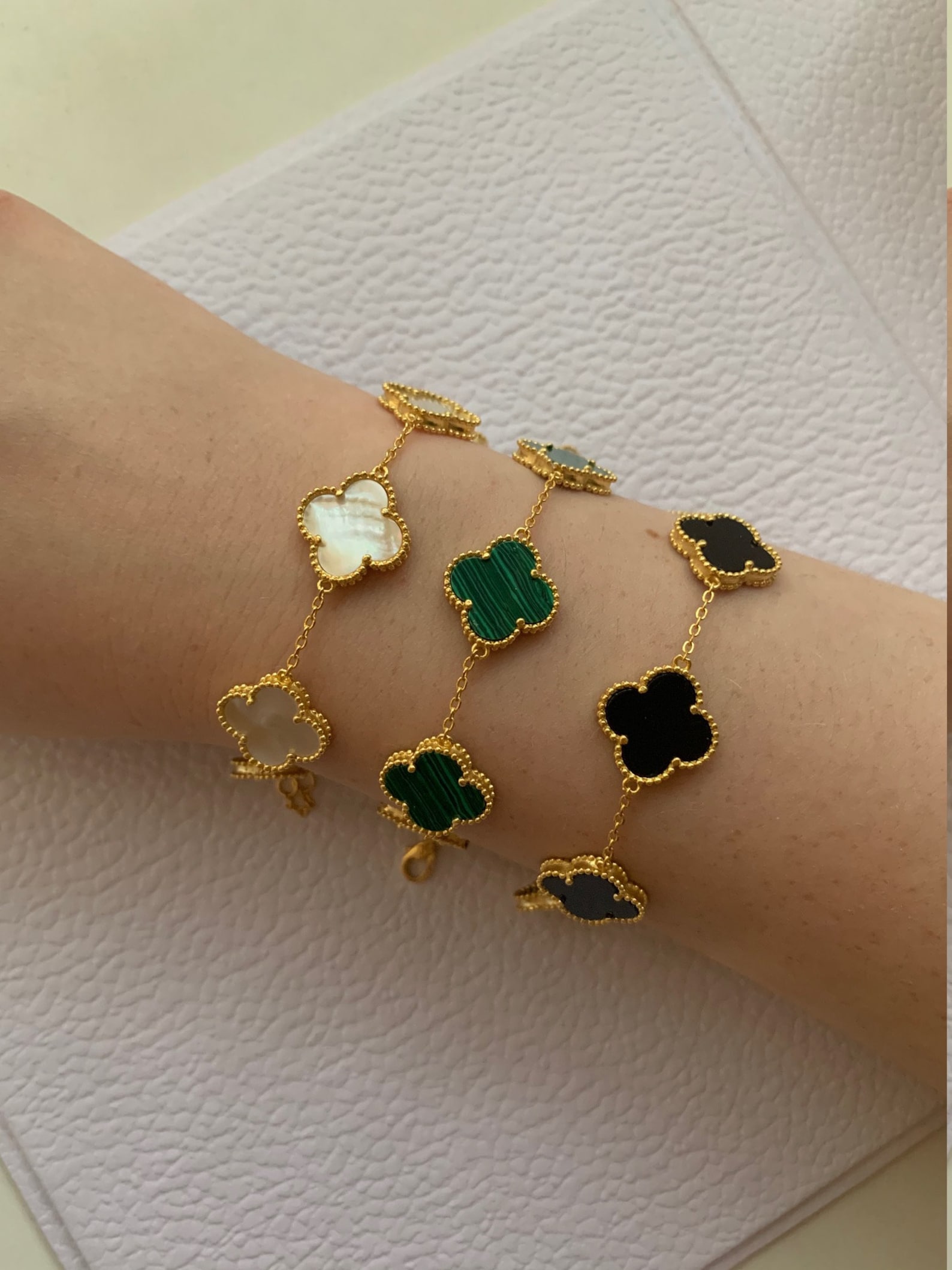 Bracelet jonc plaqué or trèfle nacre | Arma Blu