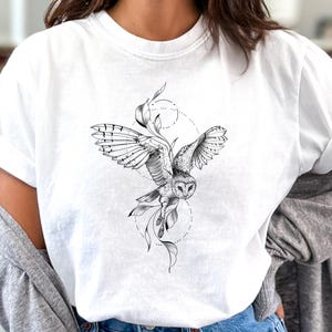 Artistic Owl Graphic T-Shirt for Nature Lovers Retro Owl Shirt Gift Idea Owl Lover Shirt Vintage Bird Shirt Owl In Flight Shirt For Her
