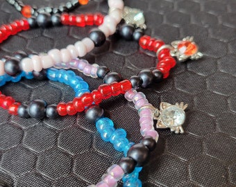 CAT GIRL cat charm seed bead stretch bracelet / Azul-Luz púrpura-rojo-rosa claro