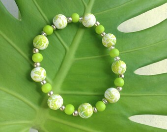 Pulsera elástica verde y dorada / Cuentas de semilla de oro claro-peridoto y cuentas de acrílico blanco