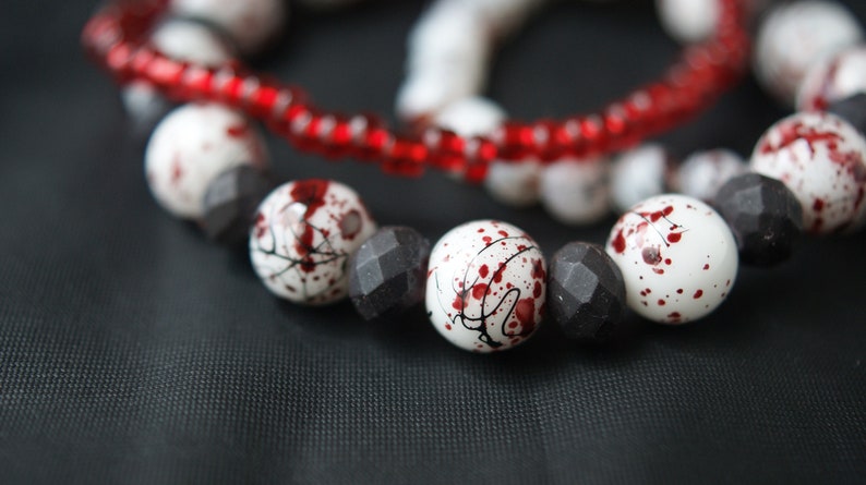 Bracelet perlé rouge blanc noir déclaboussures de sang Goth Alt E-Girl Vampire Hommes Femmes Unisexe image 5