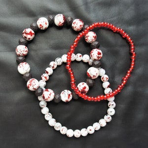 Bracelet perlé rouge blanc noir déclaboussures de sang Goth Alt E-Girl Vampire Hommes Femmes Unisexe image 2