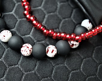 Conjunto de dos pulseras elásticas con salpicaduras de sangre / pulsera de cuentas de semillas rojas de sangre y pulsera de salpicaduras de sangre en blanco y negro con cuentas negras mate