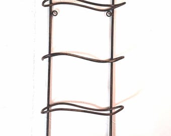 Wall-Mounted Display Rack for Champagne/Wine Bottles: Horizontal Cradles.