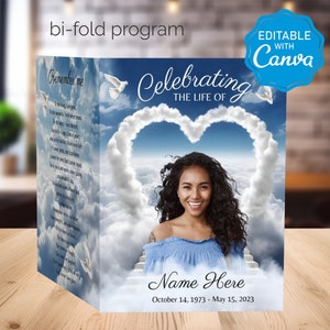 Op de afbeelding: Een sjabloon voor een dubbelgevouwen programma voor een herdenkingsdienst. De voorzijde toont een foto van een lachende vrouw tegen een achtergrond van wolken die een hartvorm vormen. De tekst "Celebrating the Life of" staat boven de foto en de tekst "Name Here" staat onder de foto. De data "October 14, 1973 - May 15, 2023" staan onder de naam. De binnenkant van het programma bevat een gedicht met de titel "Remember Me" en een duif die in de lucht vliegt.