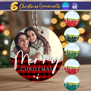 以下が含まれることがあります： 赤と黒のバッファローチェック柄に白い筆記体でMerry Christmasと書かれた6つの丸いクリスマスオーナメント。1つには2人の笑顔の写真が印刷されており、他のオーナメントには様々なホリデーパターンがデザインされています。