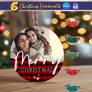 Pode incluir: Um conjunto de seis enfeites de Natal. Um enfeite apresenta uma foto de uma mulher e uma criança com as palavras "Merry Christmas" em branco sobre um padrão xadrez vermelho e preto. Os outros enfeites têm as palavras "Merry Christmas" em um círculo.