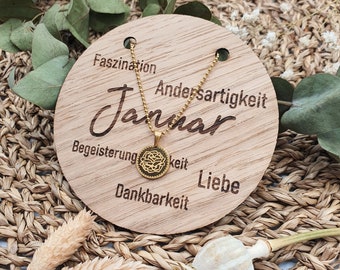 Januar Kette, Geburtsblumen Halskette, Schmuck mit Bedeutung, Halskette mit Anhänger Gold und graviertes Holzschild zum Aufhängen