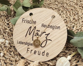 März Kette, Geburtsblumen Halskette, Schmuck mit Bedeutung, Halskette mit Anhänger Gold und graviertes Holzschild zum Aufhängen