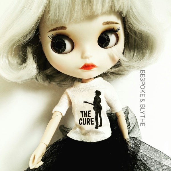 T-shirt à manches longues Blythe THE CURE, T-shirt Petite Blythe, Robes Middie Blythe, T-shirt Licca, Blythe, Mode Blythe, Vêtements Blythe, T-shirt Blythe