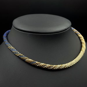 Kurze blaugoldene Kette mit Farbverlauf. Ombre Perlen Choker