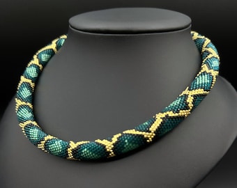Grüngold Python Choker. Breite Schlangenkette
