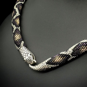 Collar de serpiente negra. Gargantilla de serpiente. Regalo para amantes de las pitones.