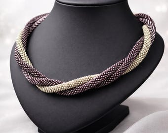 Collier lilas multicouche. Collier d'été