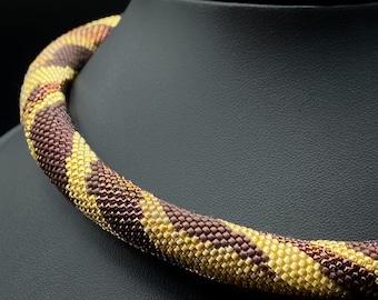 Brązowy, gruby naszyjnik. Choker z geometrycznym nadrukiem