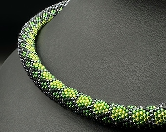 Grüner Python Choker. Breite Schlangenkette