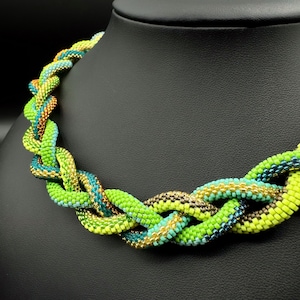 Colorido collar de verano. Collar de cuentas boho