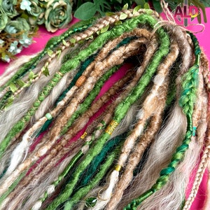 Elfenhafte beige blonde gehäkelte Dreads: holprige Textur, lockiges Haar mit Akzenten
