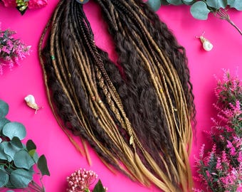 Bruine en blonde handgemaakte synthetische dreadlock-extensies met vlechten en krullen, enkelvoudig en dubbelzijdig