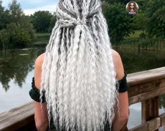 Boho grijze, zilveren en witte krullende synthetische dreadlock extensions