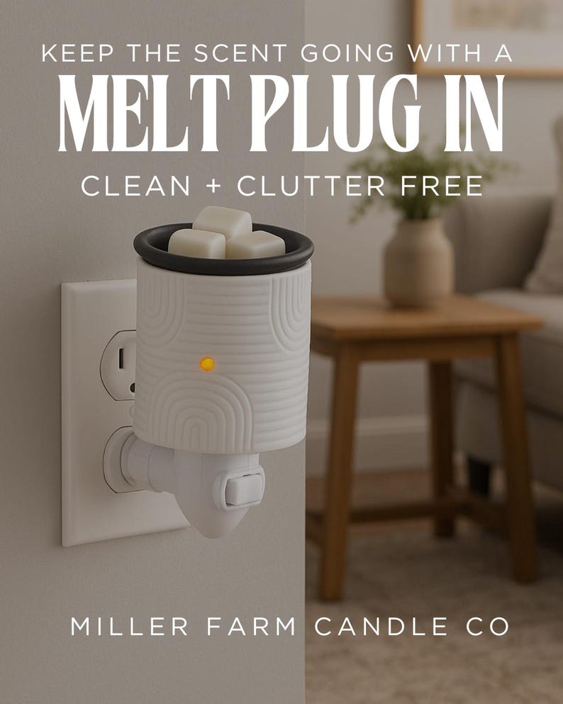 Peut inclure: Un diffuseur de parfum blanc &agrave; brancher, avec un bord noir, branch&eacute; dans une prise murale. Le diffuseur contient des cubes de cire. Le texte sur l'image dit "KEEP THE SCENT GOING WITH A MELT PLUG IN CLEAN + CLUTTER FREE".