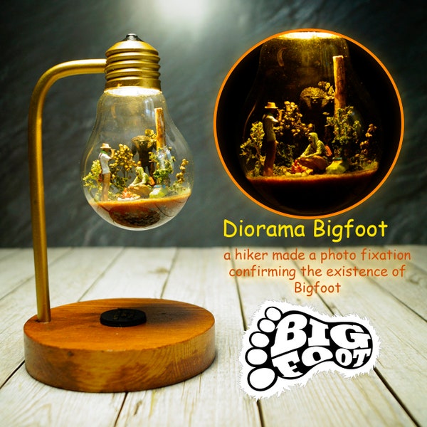 Diorama Bigfoot. Meeting of tourists with the Sasquatch. Diorama in lamp, lamp/light.