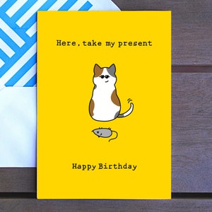 Cartão de aniversário engraçado, aqui leve meu presente, gato, fofo, peixe morto, guloseima de gato, cartão para ele, ela, marido, esposa, mãe, pai, namorado, namorada