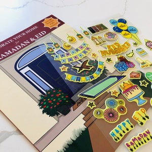 Pu&ograve; includere: Un set di adesivi colorati e riutilizzabili con temi di Ramadan ed Eid Mubarak. Gli adesivi includono lanterne, stelle, lune crescenti e striscioni con calligrafia araba. Gli adesivi sono perfetti per decorare la tua casa per le festivit&agrave;.