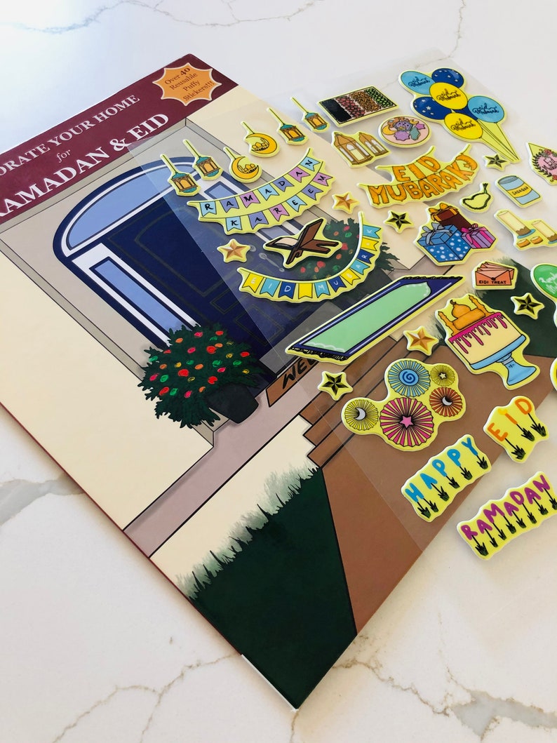 Pu&ograve; includere: Un set di adesivi colorati e riutilizzabili con temi di Ramadan ed Eid Mubarak. Gli adesivi includono lanterne, stelle, lune crescenti e striscioni con calligrafia araba. Gli adesivi sono perfetti per decorare la tua casa per le festivit&agrave;.