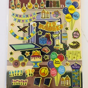 Pu&ograve; includere: Un foglio di adesivi colorati con disegni e testi islamici, tra cui "Ramadan Kareem", "Eid Mubarak" e un calendario del Ramadan. Gli adesivi sono perfetti per decorare la tua casa per il Ramadan e l'Eid al-Fitr.