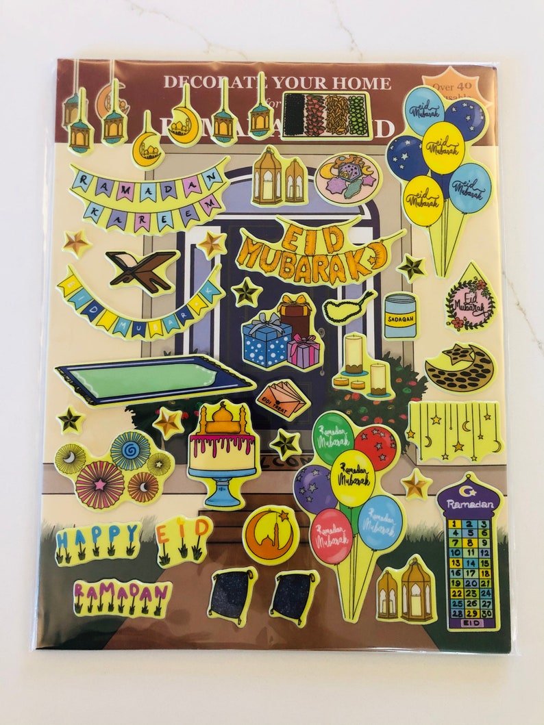Pu&ograve; includere: Un foglio di adesivi colorati con disegni e testi islamici, tra cui "Ramadan Kareem", "Eid Mubarak" e un calendario del Ramadan. Gli adesivi sono perfetti per decorare la tua casa per il Ramadan e l'Eid al-Fitr.