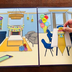 Pu&ograve; includere: Un set di gioco in due parti con una scena di soggiorno e sala da pranzo. Il soggiorno presenta un camino, un divano, un tavolino da caff&egrave;, un tappeto, un tappeto da preghiera, un calendario, un lampadario, uno striscione che dice "Ramadan Kareem" e regali. La sala da pranzo presenta un tavolo con quattro sedie, una torta e palloncini che dicono "Ramadan Mubarak".