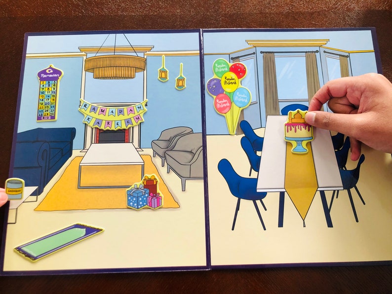 Pu&ograve; includere: Un set di gioco in due parti con una scena di soggiorno e sala da pranzo. Il soggiorno presenta un camino, un divano, un tavolino da caff&egrave;, un tappeto, un tappeto da preghiera, un calendario, un lampadario, uno striscione che dice "Ramadan Kareem" e regali. La sala da pranzo presenta un tavolo con quattro sedie, una torta e palloncini che dicono "Ramadan Mubarak".