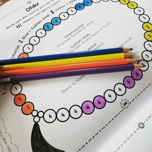 Op de afbeelding: Een printbaar werkblad met een kleurrijk kralenkettingontwerp. Het werkblad bevat instructies om de kralen met verschillende kleuren en nummers in te kleuren. De tekst op het werkblad bevat de woorden "Dhikr", "Subhan Allah", "Allahu Akbar", "Alhamdulillah" en "Er is geen".