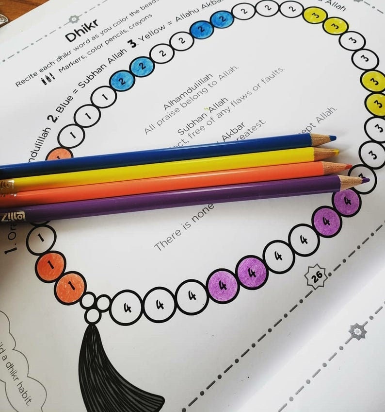 Op de afbeelding: Een printbaar werkblad met een kleurrijk kralenkettingontwerp. Het werkblad bevat instructies om de kralen met verschillende kleuren en nummers in te kleuren. De tekst op het werkblad bevat de woorden "Dhikr", "Subhan Allah", "Allahu Akbar", "Alhamdulillah" en "Er is geen".