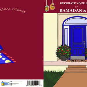 Pu&ograve; includere: Una copertina di libro con una porta blu e un tappetino di benvenuto. Il libro &egrave; intitolato "Decora la tua casa per Ramadan & Eid" e include oltre 40 adesivi gonfiabili riutilizzabili. La copertina posteriore mostra una tenda blu e gialla con un tappeto a pois.