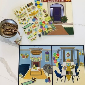 Pu&ograve; includere: Un set di adesivi colorati per Ramadan ed Eid con una variet&agrave; di disegni, tra cui lanterne, palloncini, stelle e lune crescenti. Gli adesivi sono progettati per decorare una casa per le festivit&agrave; islamiche. Gli adesivi sono su uno sfondo bianco.
