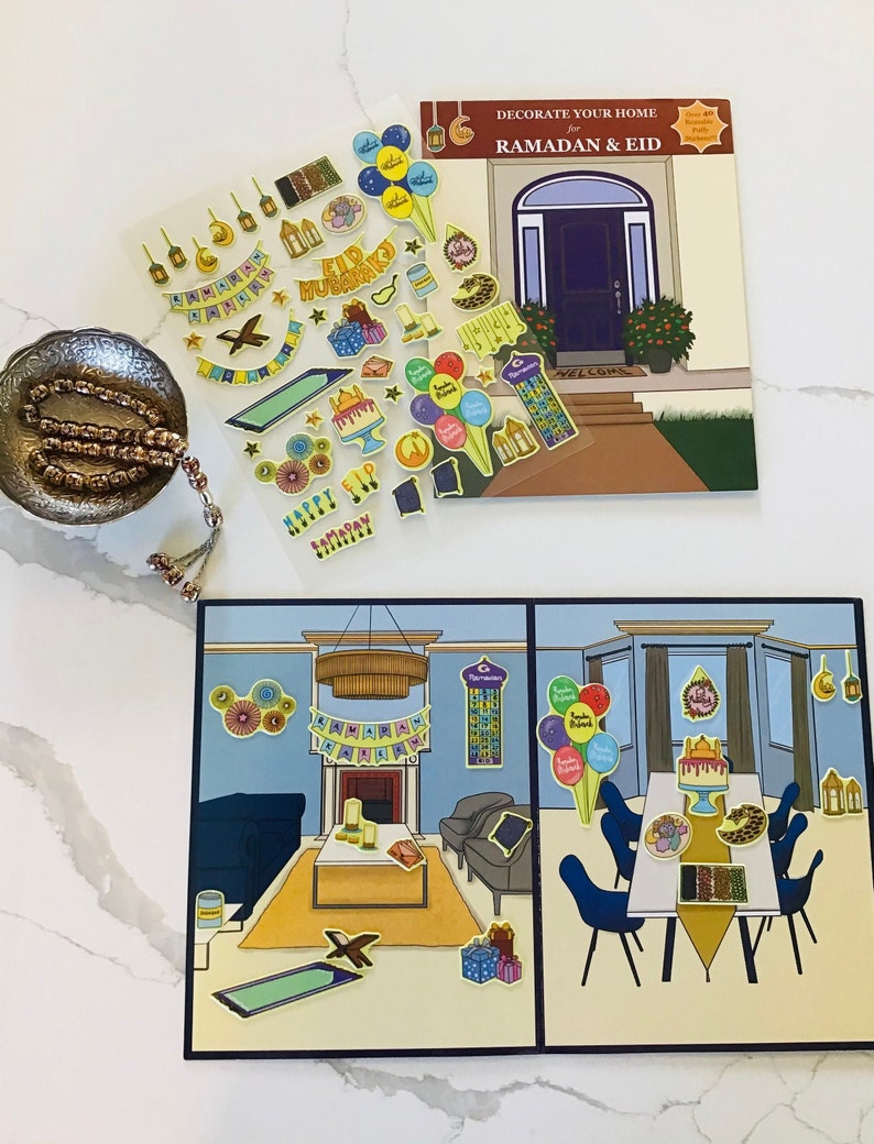 Pu&ograve; includere: Un set di adesivi colorati per Ramadan ed Eid con una variet&agrave; di disegni, tra cui lanterne, palloncini, stelle e lune crescenti. Gli adesivi sono progettati per decorare una casa per le festivit&agrave; islamiche. Gli adesivi sono su uno sfondo bianco.